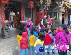 南陽國小師生前往北港朝天宮及附近商圈進行戶外踏查教學活動，期讓學童對在地文化及傳統產業有更深入的認識，進而親近家鄉、愛護家鄉。