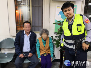 警員帶回迷路老婦人。林重鎣攝
 