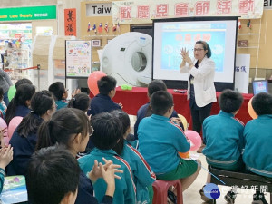 臺北醫院邀新莊思賢國小舉辦兒童節活動，結合宣導預防腸病毒，教家長跟小朋友一起學習正確洗手步驟及洗手的時機，一起遠離兒童剋星「腸病毒」 。（圖／記者黃村杉攝）