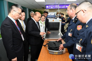 行政院長蘇貞昌前往桃園國際機場視察非洲豬瘟防疫成效並慰問相關檢疫人人員的辛勞。