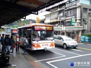 3天以上連續假期配合交通部公路總局實施10小時內搭乘中、長途運具轉乘市區公車ㄧ段票免費 。（圖／交通局提供）