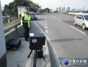 由於青少年易出現愛耍帥、好面子的心理特徵，易發生駕車經驗不足卻仍愛開快車，進而導致交通意外事故。因此台北市府警察局表示，即日起將在北市環河北路1段、市民大道、羅斯福路3段等17條重點路段嚴抓超速，以維護機車行車安全。（圖／台北市政府警察局）