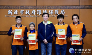 新北市環保局長劉和然3日特別公開表揚拒收餽贈及拾金不昧、為民服務找回失物的清潔隊員 。（圖／記者黃村杉攝）