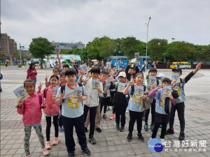 台北市政府為歡慶兒童節，決定自4月4日至4月7日（清明連假4天），優惠台北市6歲以上未滿12歲兒童，憑數位學生證或兒童優惠卡即可免費搭乘台北捷運。貓空纜車也推出全國國小（含）以下學童，可不限次數搭貓纜的免費體驗活動。（圖／台北捷運公司）