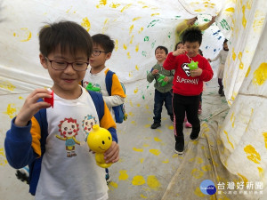新北童樂節系列活動3日起於三重幸福水漾公園熱鬧開跑，市長侯友宜與頂溪國小附幼小朋友一起體驗全台最大的豬造型風箏隧道、施放豬型旗 。（圖／記者黃村杉攝）