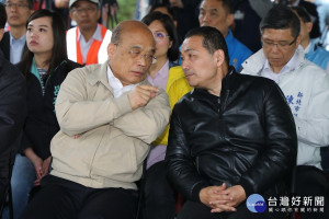 新北市長侯友宜陪同行政院長蘇貞昌視察，實地了解增設五股交流道北出及北入匝道工程規劃情形。（圖／記者黃村杉攝）