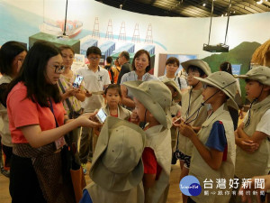 十三行博物館推出「考古挖挖哇大進擊」活動，小朋友穿上考古工作服，學習從考古中挖出寶物。（圖／十三行提供）