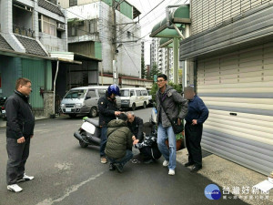 員警埋伏查獲取款車手杜姓女嫌犯1名

