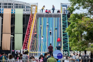 「太空漫步」是「2019新竹市兒童藝術節—風的運動場」活動的熱門遊具之一