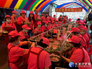 

一百五十餘名婦女志工，在大甲區義和里石瀨社區，綁二萬五千多粒素粽，志工炒糯米，素餡，將全數供進香客食用，義舉獲得各界所肯定。其中八十三歲蔡李蜜每年到參加，她說在媽祖的保佑下，身體健康綁素粽的速度不輸年輕人。（記者陳榮昌攝）