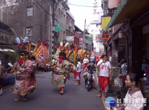 大溪玉玄宮進行繞境祈福，場面熱烈。