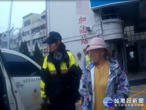 警方在加油站附近找婦人的兒子。林重鎣攝