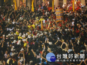 
大甲媽祖深夜遶境進香起駕時刻，送駕人潮洶湧、陣頭長達數公里，熱鬧到沸點，因信眾爭相觸摸神輿而相互推擠，成了熱鬧中之亂象。（記者陳榮昌攝）