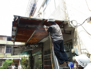 工務局拆除違建遮雨、遮陽棚架。（圖／記者郭文君攝）