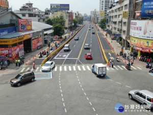 大順路橋中間車道開放通行。（圖／記者何沛霖攝）