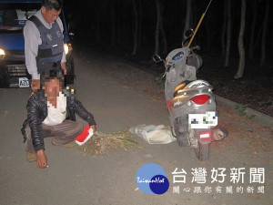 虎尾分局鹿寮派出所所長張添財等，接獲崙仔巡守隊通報蒜頭田疑似有小偷，立即趕赴現場，發現竊嫌除偷取蒜頭外，還涉嫌酒後駕車，依法逮捕送辦。
（記者陳昭宗翻攝）