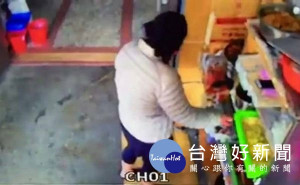 女子趁麵攤老闆忙於煮麵及招呼客人，逕自拿走櫃台現金600元，警方根據監視器拍下竊嫌特微，循線通知列管的慣竊到案法辦。（記者陳昭宗拍攝）