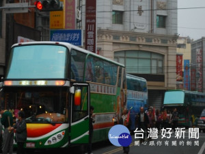 大甲媽祖神九天八夜遶境進香，九日深夜千次遊覽車載運數萬媽祖信徒，來回大甲及新港兩地，大甲警分局呼籲信眾注意門戶，防範被肖小闖空門。（記者陳榮昌攝）