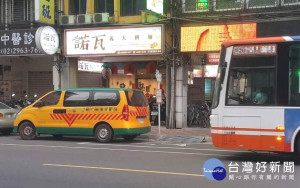 交通部已針對在公車站10公尺內違停者加重罰鍰，機車由600至900元提高至900元至1,200元，汽車則一律提高至1,200元 。（圖／交通局提供）