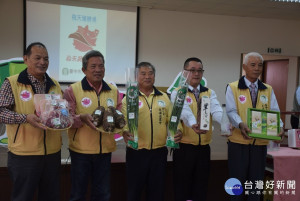 
大安區農會五年來輔導農民，完成在地精緻產銷履歷農畜（飛天豬安農五寶）產品生產，獲得國內唯一農會「107年度溯源餐廳星級評鑑二星獎」及「107年度溯源餐廳優良供應商」兩種獎項，雙喜臨門，農民雀躍。（記者陳榮昌攝）