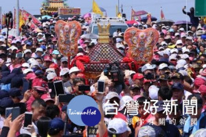 大甲媽祖抵達嘉義縣新港鄉，嘉義縣長翁章梁、新港奉天宮董事長何達煌等地方各界虔誠接駕