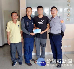 金湖所副所長李炎煌、警員楊宗翰發現弱勢民眾有難，除通報鄉公所訪視關懷，並轉介社會慈善團體全力協助，警方為民服務的精神深獲肯定讚許。（記者陳昭宗拍攝）