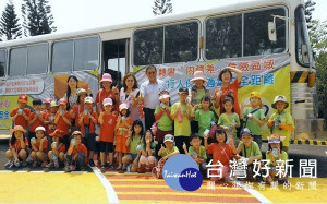大埤鄉幼兒園師生前往雲林監理站設置的體驗區，辦理交通安全戶外教學活動，亦從小養成遵守交通安全才能遠離危險的觀念。（記者陳昭宗翻攝）