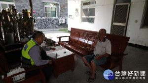 八旬老翁迷失德文山區　里港暖警助返家