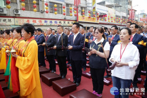 新港奉天宮前廣場大甲媽祖祝壽大典，數萬信眾虔誠跪拜