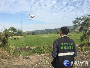 台中市環保局稽查人員以空拍機稽查焚燒稻草農田。(圖/臺中市政府環保局)

