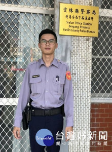 下崙所警員吳政恩得知民眾有難，不辭辛勞趕赴現場，並順利聯繫拖吊車即時救援，熱心為民服務深獲肯定。（記者陳昭宗拍攝）