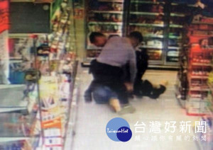 毒品通緝犯謊報身分遭識破，一度想要掙脫員警掌控，當場被員警壓制在地，順利逮捕歸案。（記者陳昭宗翻攝）