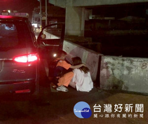 海巡署第四岸巡隊即時發現攔阻疑似有輕生意圖之婦人，順利阻止悲劇發生，挽救一條寶貴生命。（記者陳昭宗拍攝）