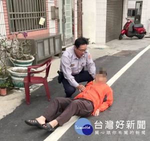 金湖所副所長李炎煌勤區查察巧遇晨運老翁身體不適倒地，立即施以簡易心肺復甦術，及時挽回老翁性命，社區民眾對其義行深表肯定與讚許。（記者陳昭宗拍攝）