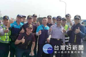 白沙屯媽祖在朝天宮進行刈火儀式後起駕回鑾，北港警分局長廖志明親率層層警力誠心護轎，沿途鄉親深受感動，紛紛予以加油讚許。（記者陳昭宗拍攝）