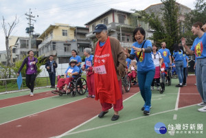 
「我是小英雄」運動會，特殊兒童及長者英雄逐夢賽事，年齡障礙的謝梅妃，自告奮勇的走完比賽全程。（記者陳榮昌攝）