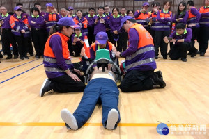 桃園市政府消防局舉辦「108年度緊急救護技術操作評比」，現場搶救過程擬真。