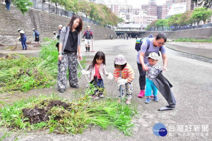 最佳親子環境教育 水利局員公攜家帶眷化身清道夫