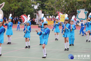 新化國小樂旗隊表演。