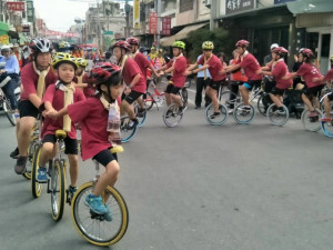 

大甲區德化國小十七名學生，騎獨輪車隨大甲媽祖到新港奉天宮遶境進香，進中在寺廟廣場表演獨輪花式乘騎，精彩表演贏得信眾叫「讚」，如雷掌聲。（記者陳榮昌攝）