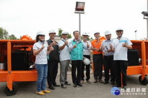 翁縣長章梁檢測首批新購移動式抽水機，新購的移動式抽水機可24小時以上連續運轉