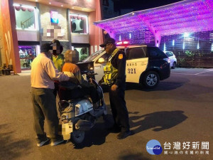 失智老翁外出迷途　細心警認出助返家團圓