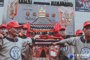 被譽為「全球三大宗教活動」之一的「大甲媽祖遶境」，今年首次北漂並展開為期一個月「大甲媽祖北巡駐駕-媽祖光影展系列活動」，讓北部信眾也可以體驗「稜轎腳」、拿「壓轎金」，親身感到受媽祖恩澤。（圖／主辦單位提供）