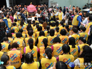 史上首見法稅改革聯盟志工求助白沙屯媽祖，除參加進香祈福行程，並向白沙屯拱天宮媽祖獻上祝禱文，虔誠懇求媽祖娘娘主持公道。（圖／稅改聯盟提供）