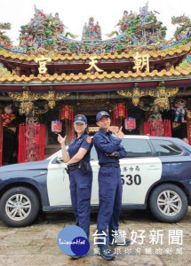 全國警察18日起換新制服，北港警分局為讓這套更機能、更符合執勤需要的新制服「接地氣」，特選在朝天宮前公開亮相，令不少民眾為之驚艷。（記者陳昭宗拍攝）