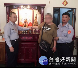 男子利用「三月瘋媽祖」人潮流動之際，下手行竊民宅神明廳金牌，北港警方調閱監視器後，於附近發現竊嫌身影當場查獲。（記者陳昭宗拍攝）