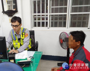 外籍逃工轉身要跑　遭眼尖警識破