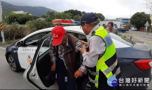 老翁電動醫療代步車突故障　警民合力護送返家
