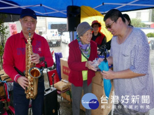 
大甲區八十七歲阿嬤蔡碧月，大力推動環保，十六日大甲媽祖回鑾，親自在馬路旁分送信眾不鏽鋼環保碗及湯匙二百份，阿嬤被譽為推動環保好模範。（記者陳榮昌攝）