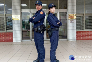 新式警察制服將於在4月18日全面換穿，大園分局不少員警領到新制服後都表示相當帥氣

